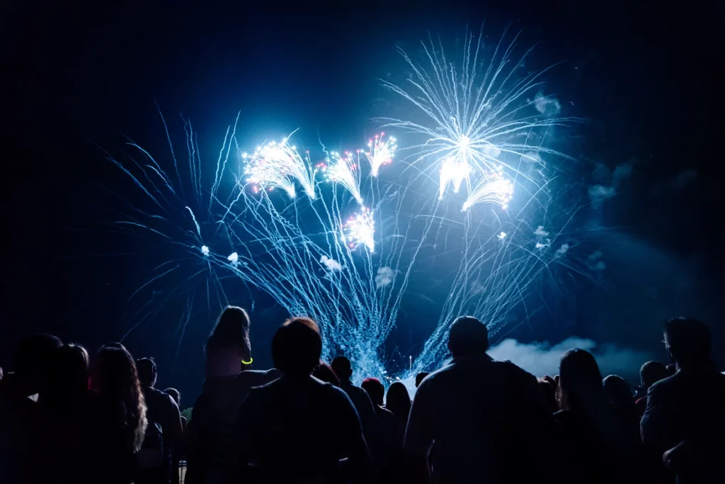 Vuurwerkshow tijdens een kermisavond met bezoekers die het spektakel bekijken in Nederland